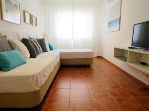 a living room with a couch and a television at IM On Luz Arte in Luz