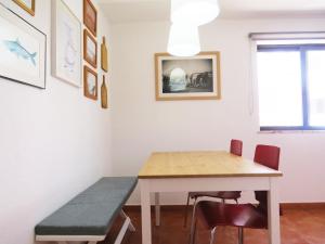 a dining room with a table and chairs at IM On Luz Arte in Luz +9 photos