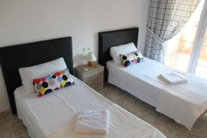 um quarto com 2 camas e uma janela em Hermanos Gallego ETV9492 em Palma de Maiorca