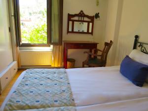Postelja oz. postelje v sobi nastanitve Hotel Kalehan