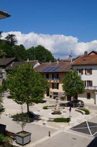 vistas a una ciudad con árboles y edificios en hotel du Rhône, en Seyssel