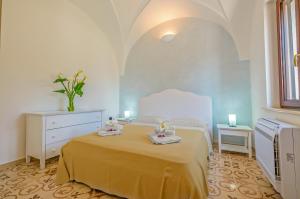 een slaapkamer met een bed met twee handdoeken erop bij Villa Flem Luxury by HDSalento in Montesano Salentino