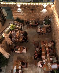 eine Aussicht über ein Restaurant mit Tischen in der Unterkunft Ćiri Biri Bela Private dorm in Split