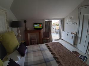 a bedroom with a bed and a tv and a door at Cento passi dall' Arena in Verona