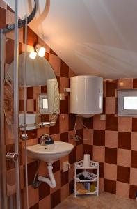 y baño con lavabo y espejo. en Apartments Martiva en Kotor