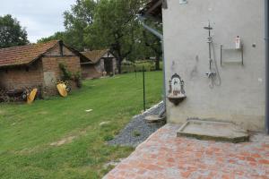 una casa con un alimentador de aves en un lado de un edificio en La Petite Ferme du Marais, en Saint-Germain-du-Bois