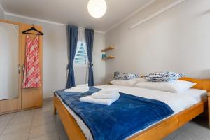 Giường trong phòng chung tại Golden Bay Hvar
