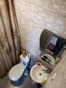 Bilik mandi di Serik & Geora Guesthouse