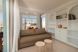 a living room with a couch and two tables at Oporto in Benicàssim