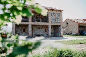 an old stone house with abuilding at Mestvireni in Telavi