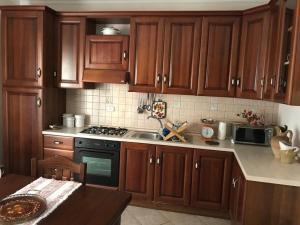 A kitchen or kitchenette at La Gardenia