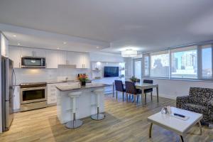 uma cozinha e sala de estar com mesa e cadeiras em Town Inn Suites Hotel em Toronto