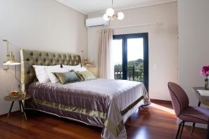 En eller flere senger på et rom på Avra Private Suites