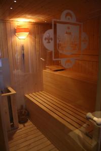 una sauna con luz en una sala de madera en Hotel Spa La Casa Mudéjar en Segovia