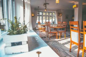 a dining room with a table and chairs at Dworek Karłów in Karłów