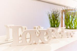 a white table with a wooden sign for a baby room at Ferienwohnungen am "Spiel-emagazin" in Halberstadt