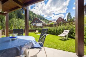 a patio with a table and chairs in a yard at Chalet Martin in Valdaora