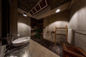 een badkamer met een wit bad en een wastafel bij Club Gabbiano in Rasdu