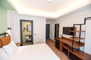 A bed or beds in a room at La Farine Rooms
