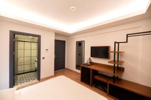 A television and/or entertainment centre at La Farine Rooms
