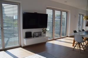 ein Wohnzimmer mit einem Flachbild-TV an der Wand in der Unterkunft Passivhaus Hannover Messe in Hannover