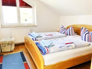 two twin beds in a room with a window at Ferienwohnungen Fründt in Prerow