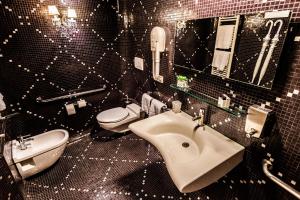 a bathroom with a sink and a toilet at Avogaria 5 Rooms in Venice
