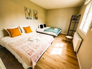 a bedroom with two beds with the words good luck written on it at Gites Spa Strasbourg - La Villa 11 in Ittenheim