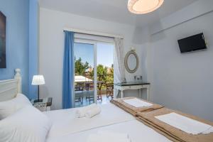 Postel nebo postele na pokoji v ubytování Stamatakis Boutique Studios