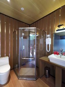 een badkamer met een douche, een toilet en een wastafel bij Jambo Mara Safari Lodge in Ololaimutiek