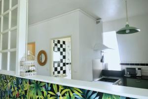 ミュルーズにあるLe Studio 60'の黒と白のタイル張りのキッチン(キッチンカウンター付)