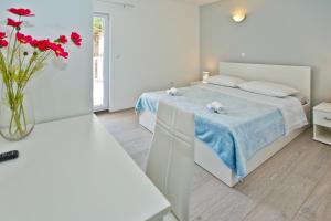 Een bed of bedden in een kamer bij Apartments Hvar