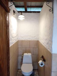 une petite salle de bains avec toilettes et lumière dans l'établissement Trapani glamping camp, à Růžová