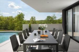Bazén v ubytování Modern Villa 55 with Pool and Spa nebo v jeho okolí
