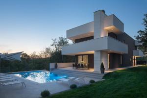 nowoczesny dom z basenem przed nim w obiekcie Modern Villa 55 with Pool and Spa w mieście Pazin