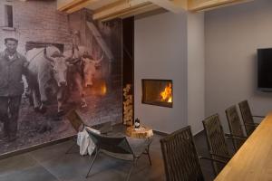 uma sala de estar com lareira e uma pintura de touros em Modern Villa 55 with Pool and Spa em Pazin