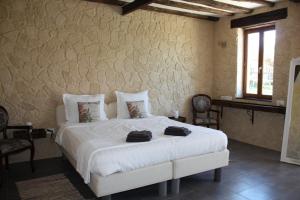 sypialnia z dużym białym łóżkiem w pokoju w obiekcie Château Latour w mieście Fours