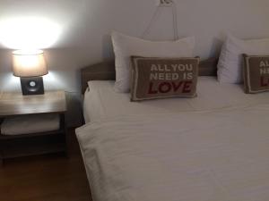 Łóżko z poduszką, która mówi, że potrzebujesz tylko miłości. w obiekcie Casa Julius w Konstancy