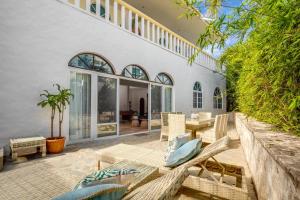 a patio with a table and chairs and a building at Casa Coral Sosua in Sosúa
