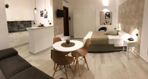 Kuchyň nebo kuchyňský kout v ubytování Holiday Rooms Portale Pirrera