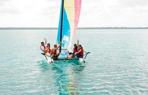 un grupo de personas en un velero en el agua en Casa Lamat, en Bacalar