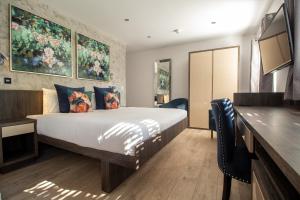 Postel nebo postele na pokoji v ubytování Signature Suites