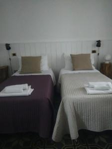 ヴィーコ・デル・ガルガーノにあるア カーサ ディ ガイア ベッド アンド ブレックファストのベッド2台が隣同士に設置された部屋です。