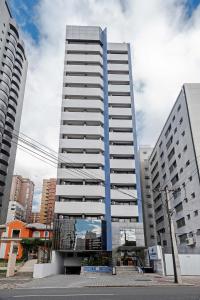 un edificio alto en medio de una ciudad en Slaviero Curitiba Batel, en Curitiba