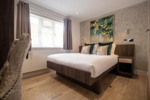Postel nebo postele na pokoji v ubytování Signature Suites