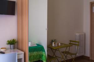 Habitación con mesa pequeña y silla en Melo Accommodations, en Bari