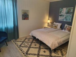 1 dormitorio con cama y alfombra en Lille Chili Eat and Sleep AS en Jakobselv