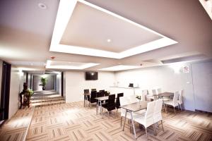 a dining room with a table and chairs at Sodamazon Business Hotel in Zhongli