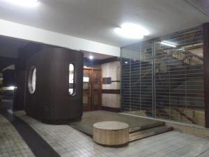 Cette chambre comprend une douche avec un banc et une table. dans l'établissement Mendoza Capital Microcentro, à Mendoza