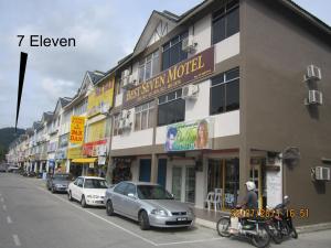 una calle con coches aparcados delante de un edificio en Best Seven Motel, en Kuah